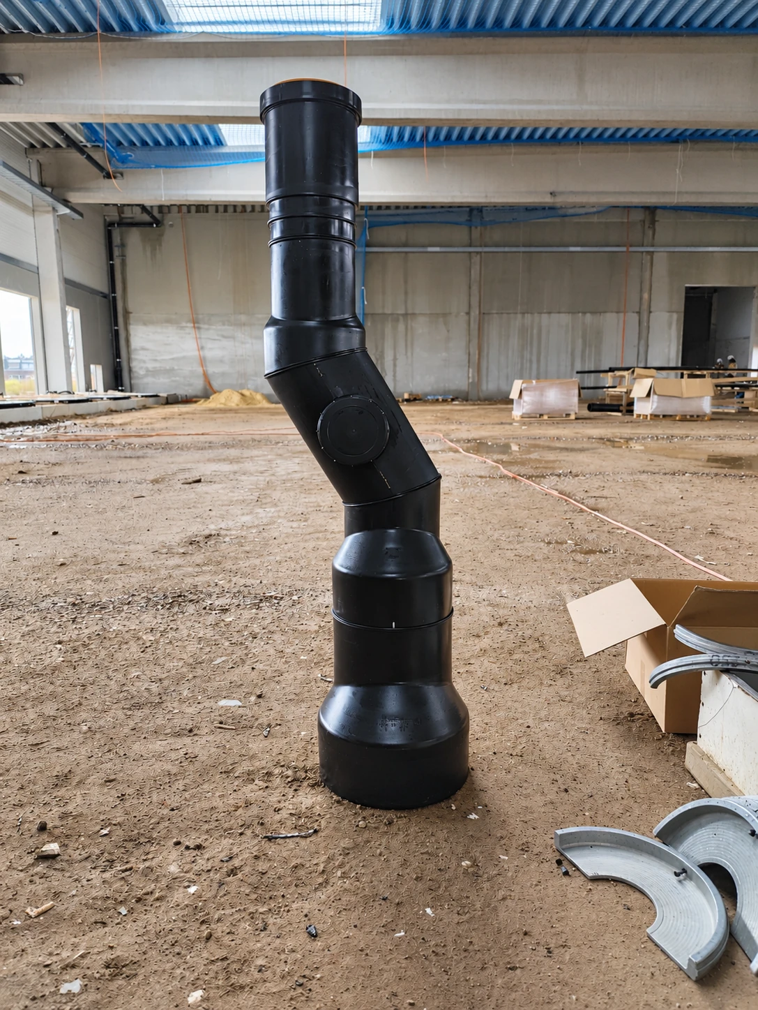 Schwarzes vorgefertigtes Rohrbauteil mit Versatz und Revisionsöffnung